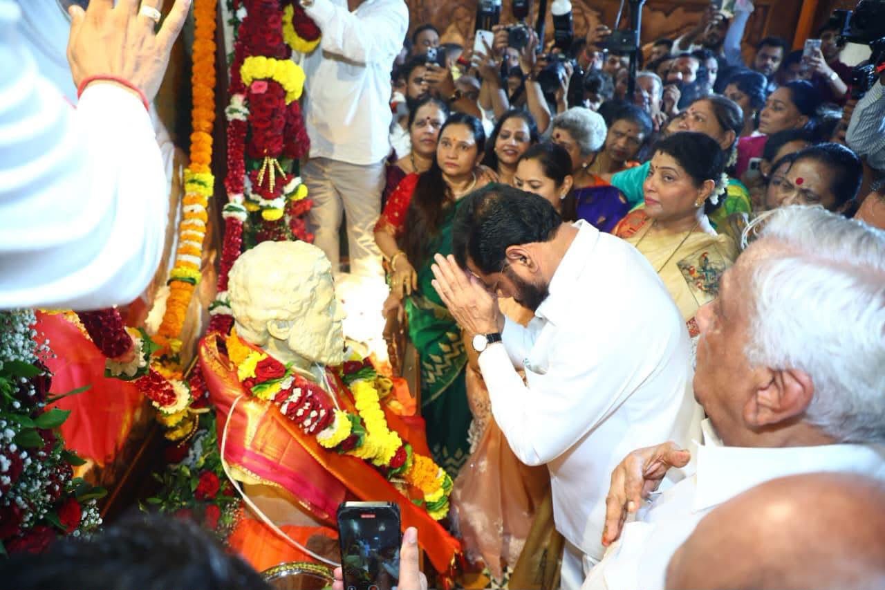 ठाण्यातील आनंद आश्रमात मोठ्या उत्साहात गुरुपौर्णिमा साजरी, उपमुख्यमंत्री एकनाथ शिंदे यांची मंत्री, आमदार, पदाधिकाऱ्यांनी घेतली भेट!