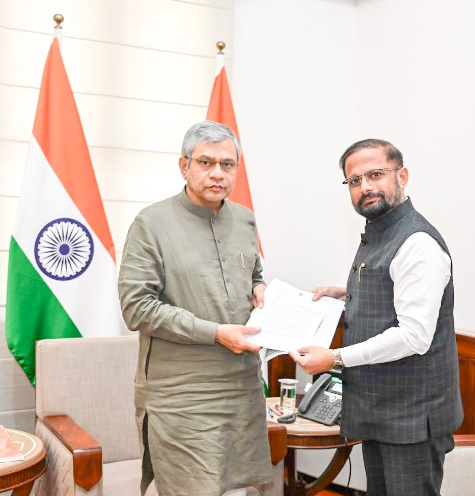 खासदार नरेश म्हस्के यांची केंद्रीय रेल्वेमंत्री अश्विनी वैष्णव यांच्याशी विविध मागण्यांवर चर्चा!