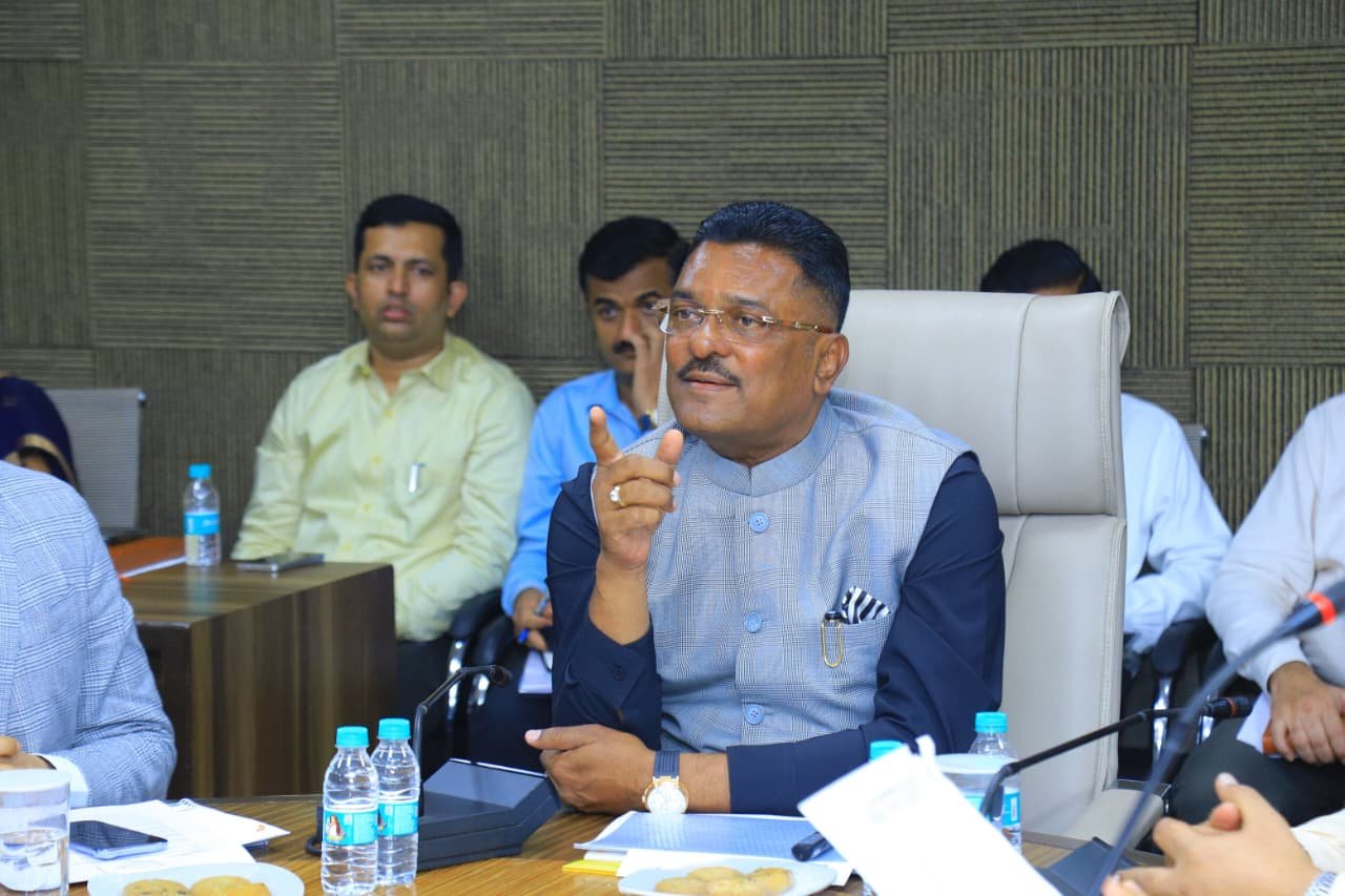 ठाण्याच्या विकासाला ‘सुपरफास्ट’ गती; प्रकल्पांच्या पूर्ततेसाठी कालबद्ध नियोजन करा – परिवहन मंत्री प्रताप सरनाईक…मेट्रो, घोडबंदर रोड, शूटिंग रेंज, पॉड टॅक्सींसह महत्त्वाकांक्षी प्रकल्पांचा घेतला आढावा. दिवाळीपूर्वी फुटबॉल टर्फ व जलतरण तलाव नागरिकांसाठी खुले करण्याचे निर्देश!