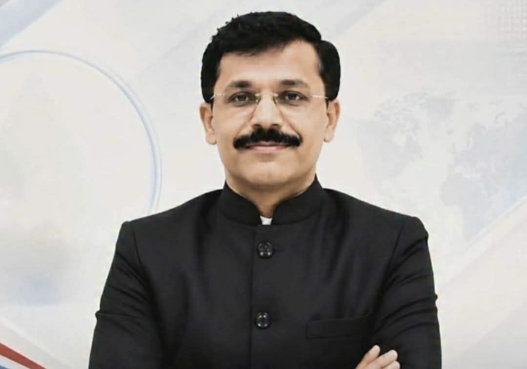 पुण्यात एफडीएची मोठी धडक; ४५.५० लाखांचा संशयित अन्नसाठा जप्त भेसळीचा संशय, पाच आस्थापनांचे परवाने निलंबित; कराडमध्ये कृत्रिम दूधनिर्मितीचा पर्दाफाश!
