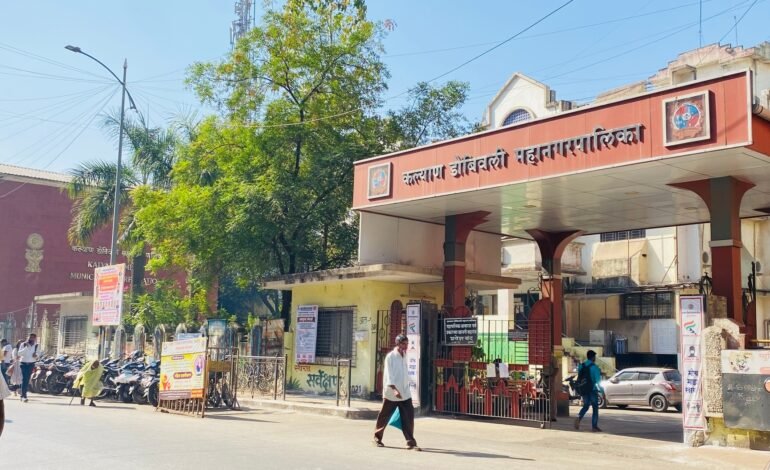 डोंबिवलीतील फेरीवाला हटाव मोहिमेत हलगर्जी, दोन कर्मचाऱ्यांवर निलंबनाची कारवाई!
