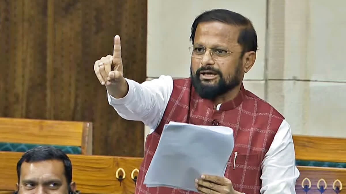 मुंबई-ठाणे उपनगरीय रेल्वेतील गर्दी व सुरक्षेचा प्रश्न लोकसभेत; १५ डब्यांची संख्या वाढवावी, सर्व लोकलमध्ये स्वयंचलित दरवाजे बसवावे, स्थानकांवरील गर्दी व्यवस्थापनासाठी स्वतंत्र कक्ष उभारावा खासदार नरेश म्हस्के यांची लोकसभेत मागणी!