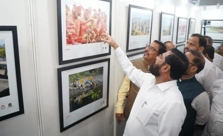 Thane : कॅमेऱ्यातून उलगडलेल्या ठाण्याची अधिकाऱ्यांनी घेतली अनुभूती; ठाणे महापालिका आणि ठाणे शहर दैनिक पत्रकार संघाच्या छायाचित्र प्रदर्शनाला उत्स्फूर्त प्रतिसाद!
