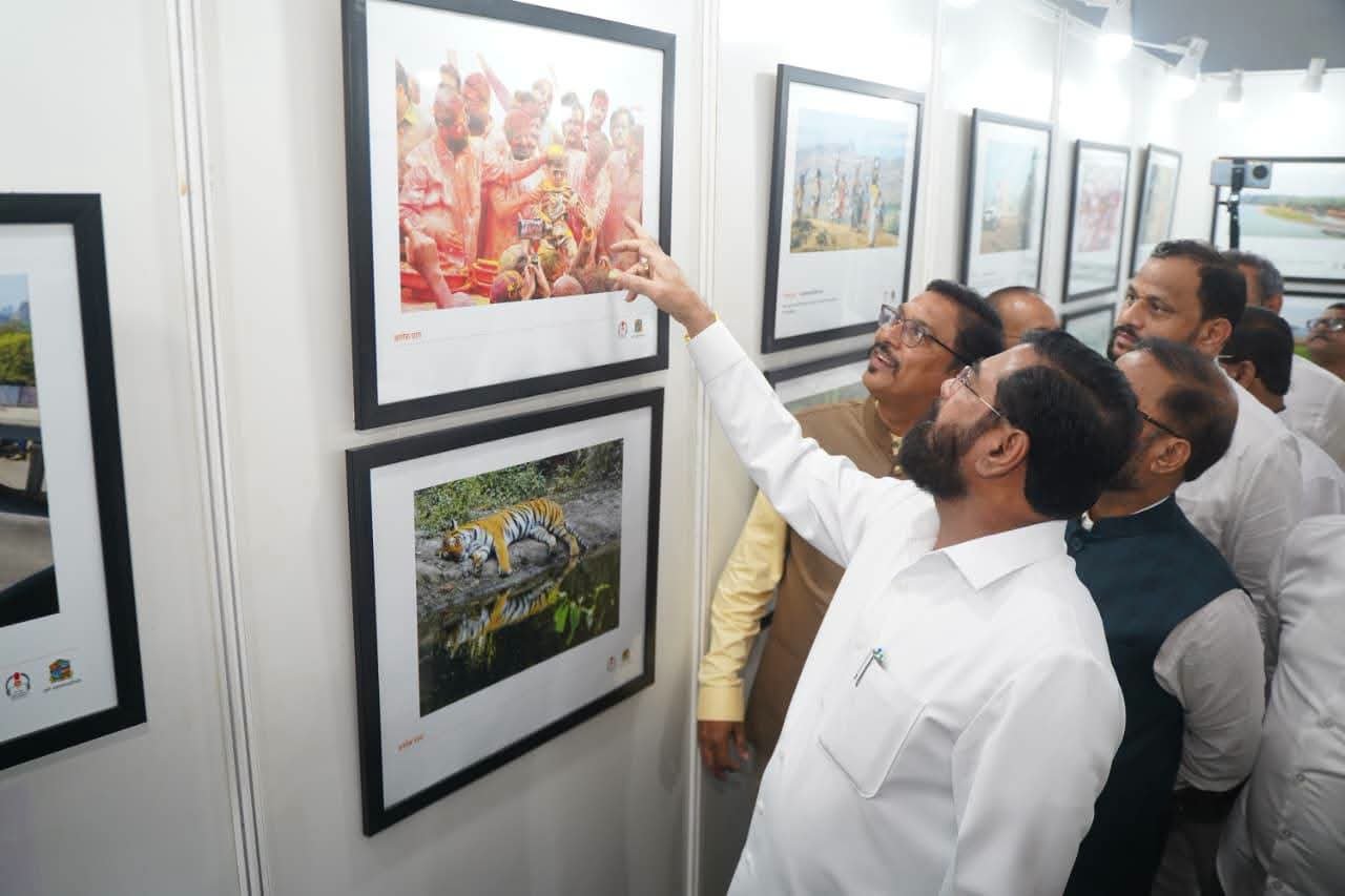 Thane : कॅमेऱ्यातून उलगडलेल्या ठाण्याची अधिकाऱ्यांनी घेतली अनुभूती; ठाणे महापालिका आणि ठाणे शहर दैनिक पत्रकार संघाच्या छायाचित्र प्रदर्शनाला उत्स्फूर्त प्रतिसाद!