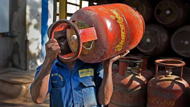 केंद्र सरकारचा दिलासा… LPG सिलेंडर 200 रुपयांनी स्वस्त, पण घरगुती ग्राहकांची झळ कायम!