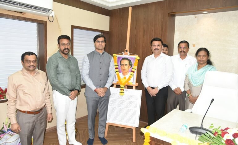 साहित्यरत्न अण्णा भाऊ साठे जयंतीनिमित्त ठाणे जिल्हाधिकारी डॉ. श्रीकृष्ण पांचाळ यांनी केले अभिवादन!