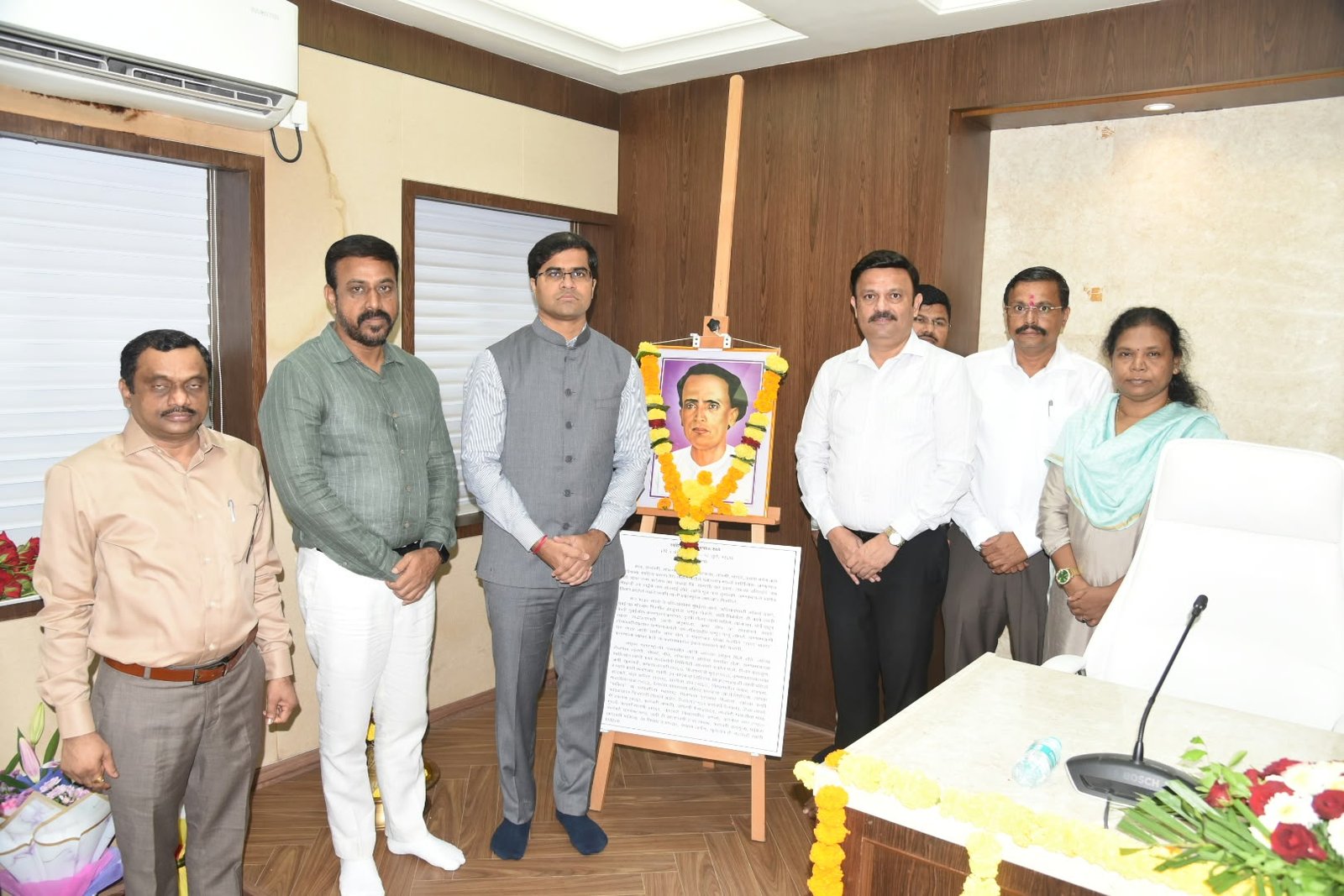 साहित्यरत्न अण्णा भाऊ साठे जयंतीनिमित्त ठाणे जिल्हाधिकारी डॉ. श्रीकृष्ण पांचाळ यांनी केले अभिवादन!