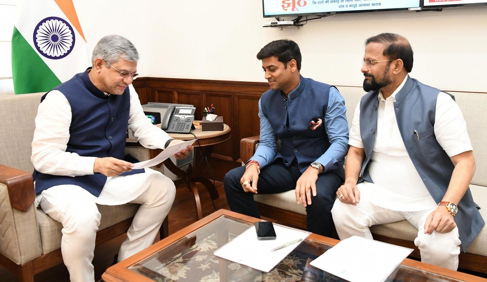 भारतीय रेल्वेने कोकण रेल्वे मार्गावर नवीन नियमित एक्सप्रेस ट्रेन सुरू करण्यास दिली मंजुरी; छत्रपती शिवाजी महाराज टर्मिनस  ते सावंतवाडी रोड दरम्यान नियमित एक्सप्रेस ट्रेन….पर्यटन, व्यापार, शिक्षण आणि वाहतुकीला होणार फायदा,   खासदार डॉ. श्रीकांत शिंदे आणि ठाण्याचे खासदार नरेश म्हस्के यांच्या प्रयत्नांना यश! 