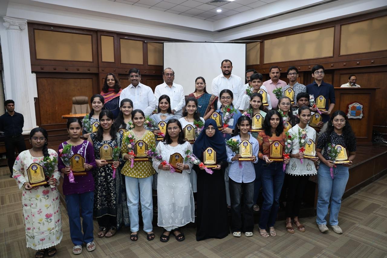 गुणवंत विद्यार्थ्यांना प्रोत्साहन देण्यासाठी ठाणे महापालिका नेहमीच कटिबद्ध : महापौर शर्मिला पिंपळोलकर!