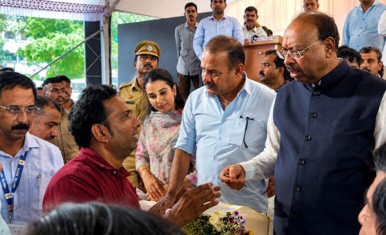 रायगडातही उभारणार भव्य पत्रकार भवन; पत्रकार धम्मशील सावंत यांची थेट महसूलमंत्र्यांकडे मागणी महसूल मंत्री चंद्रशेखर बावनकुळे यांची सकारात्मक घोषणा,पत्रकारांच्या मागणीला मिळाला प्रतिसाद!