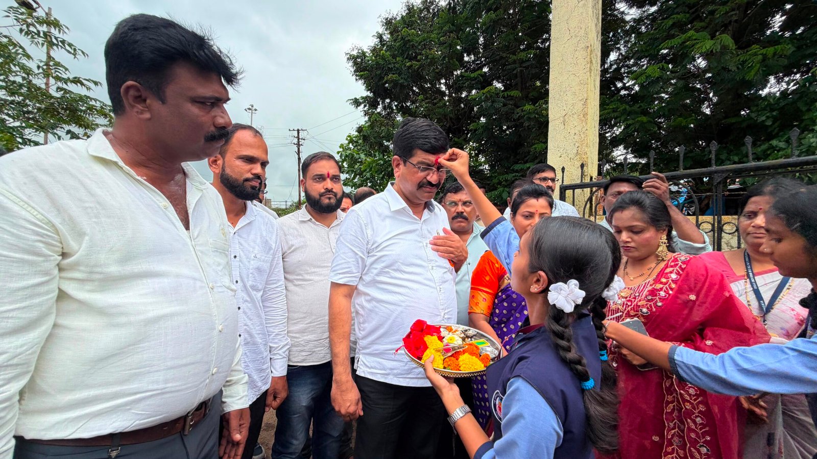 Raigad: श्री. निलेश भगवान सांबरे संस्थापक अध्यक्ष जिजाऊ शैक्षणिक व सामाजिक या संस्थेकडून कोकणातील विद्यार्थ्यांसाठी ५० लाख मोफत वह्यांचे वितरण अभियान!