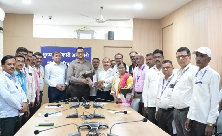 आरोग्य सेवक पुरुष पदावरून ११ कर्मचाऱ्यांना आरोग्य सहाय्यक (पुरुष) पदावर पदोन्नती; मुख्य कार्यकारी अधिकारी रणजित यादव यांच्या हस्ते आदेश वितरण!