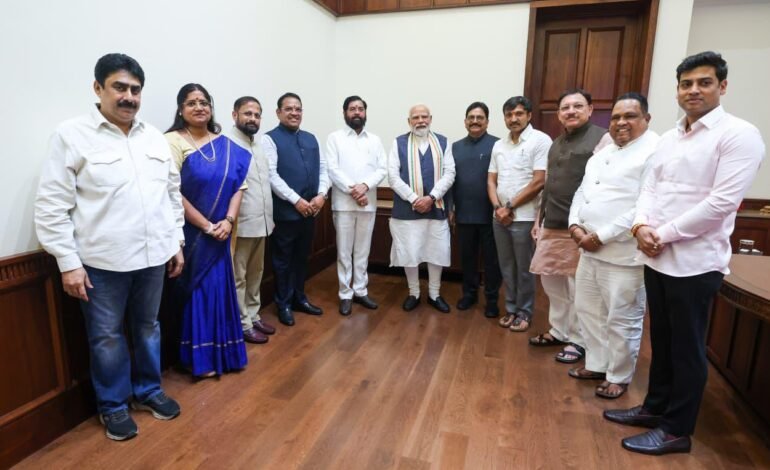 विद्यार्थ्यांच्या आंदोलनाच्या नावाखाली विरोधकांचे राजकीय नाट्य; उपमुख्यमंत्री एकनाथ शिंदे पंतप्रधान नरेंद्र मोदी यांची भेट; विविध विषयांवर तासभर चर्चा….गृहमंत्री अमित शाहांच्या राजीनाम्याची मागणी म्हणजे निव्वळ राजकारण!