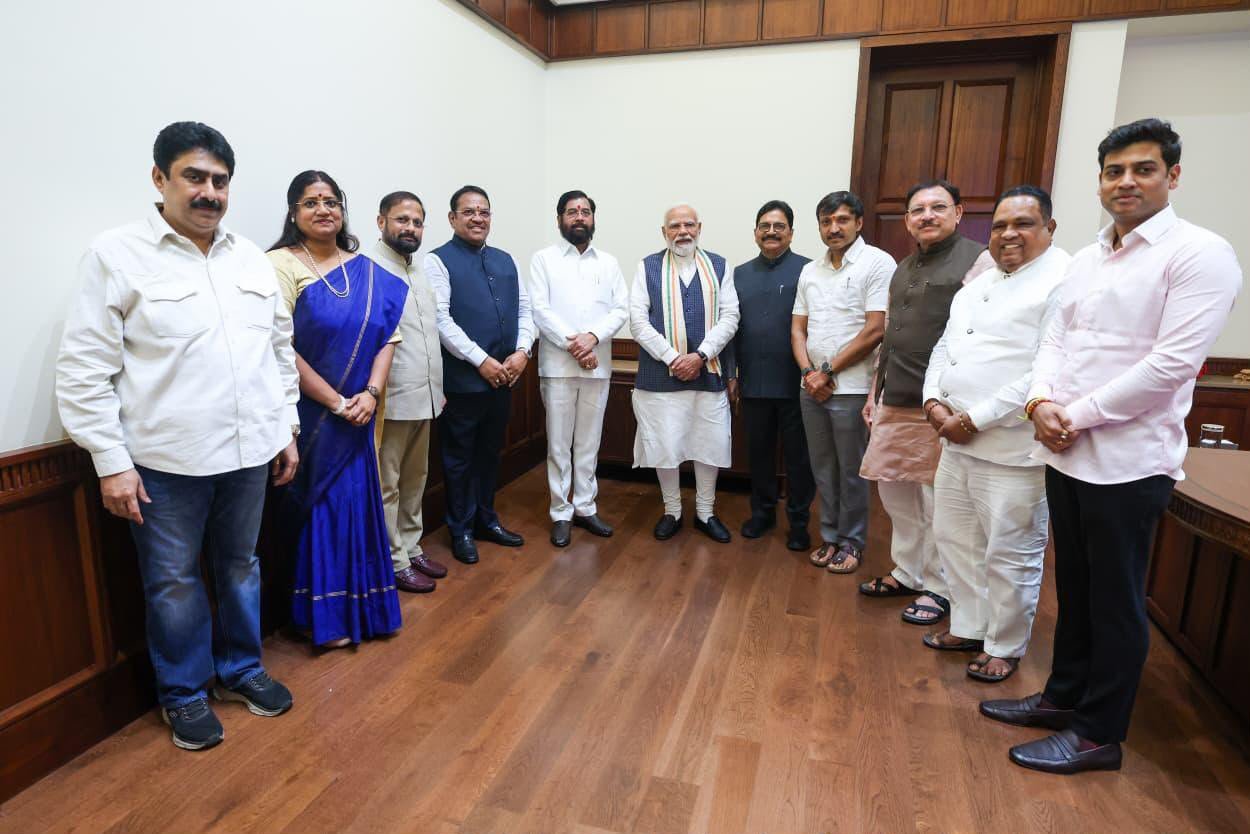 विद्यार्थ्यांच्या आंदोलनाच्या नावाखाली विरोधकांचे राजकीय नाट्य; उपमुख्यमंत्री एकनाथ शिंदे पंतप्रधान नरेंद्र मोदी यांची भेट; विविध विषयांवर तासभर चर्चा….गृहमंत्री अमित शाहांच्या राजीनाम्याची मागणी म्हणजे निव्वळ राजकारण!
