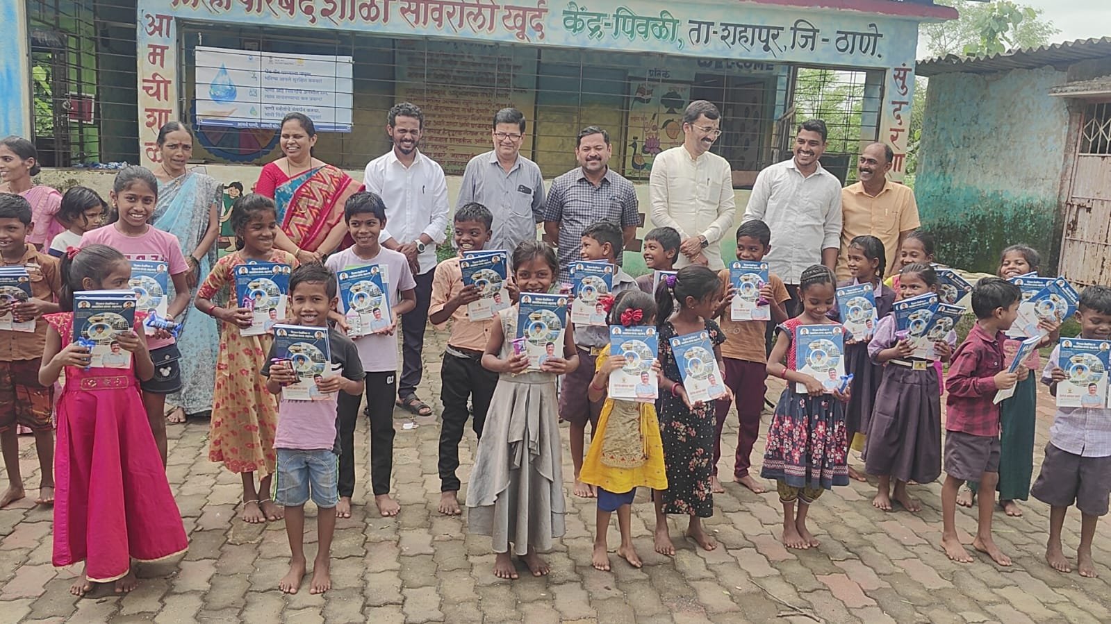 Shahapur: जिजाऊ संस्थेकडून पिवळी केंद्रातील ९ शाळांमधील १,०५० विद्यार्थ्यांना ३,१०० मोफत वह्यांचे वितरण!