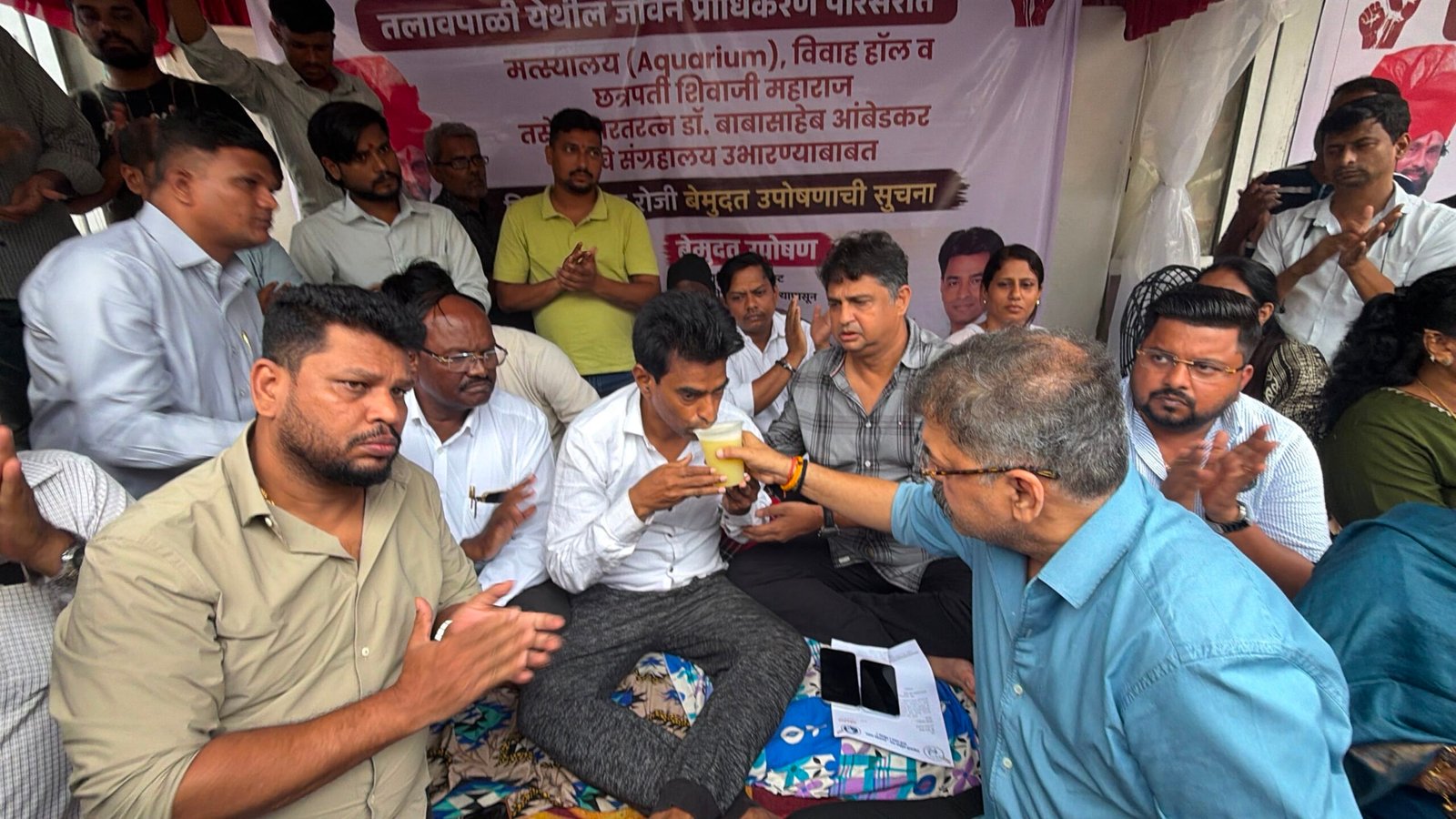 Thane: डाॅ.जितेंद्र आव्हाड आणि मनोज प्रधान यांनी सोडविले संगम डोंगरे यांचे उपोषण… डोंगरे यांची प्रकृती खालावली; मागण्यांबाबत राष्ट्रवादी (श.प) चे नगरसेवक सभागृहात आवाज उठवणार!
