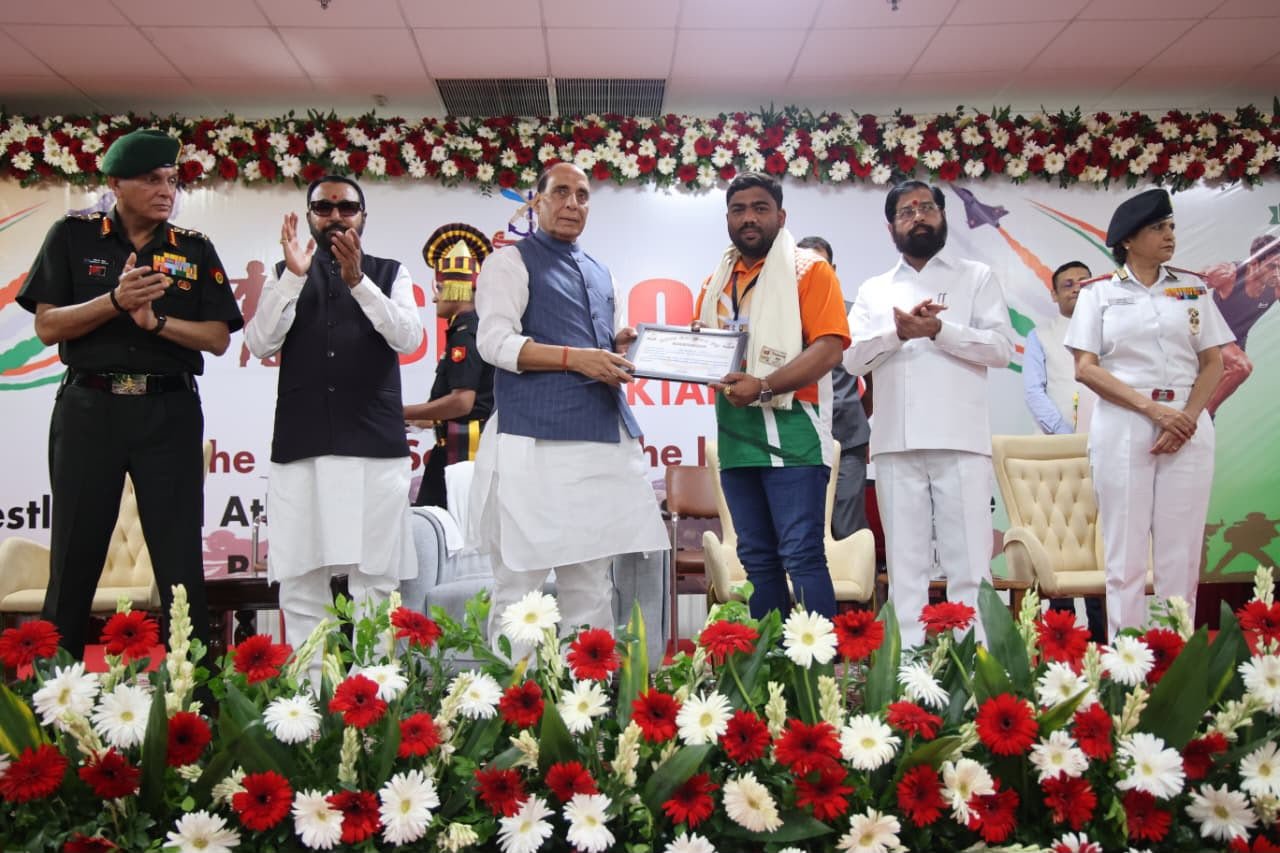 New delhi : जवान सीमेवर रक्त सांडतोय; महाराष्ट्र त्याच्या पाठीशी रक्तदानातून उभा, संरक्षण मंत्री राजनाथ सिंह यांच्या उपस्थितीत महाराष्ट्राची देशभक्ती दिल्लीच्या व्यासपीठावर. ‘सिंदूर महारक्तदान व यात्रा शिबिरा’तून एकनाथ शिंदेंचा राष्ट्रभक्तीचा संदेश ; रक्तदात्यांचे कौतुक करताना शिंदेंनी केला जवानांच्या त्यागाला सलाम…सिंदूर महारक्तदान यात्रा  उत्साहात संपन्न!