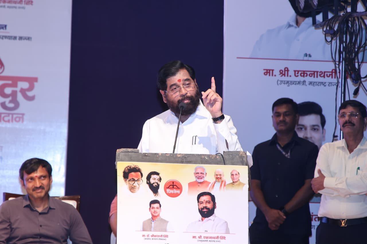 Delhi: ९ हजारांवरून साडेसोळा हजार जवानांसाठी महाराष्ट्राचा ‘रक्तसंकल्प’ दुपटीने बळकट…‘सिंदूर महारक्तदान यात्रेतून राष्ट्रसेवेचा नवा विक्रम; रक्तवीरांना उपमुख्यमंत्री एकनाथ शिंदेंचा सलाम…क्रीडासनेचे प्रमुख डबल हिंदकेसरी चंद्रहार पाटील यांचे शिंदे यांनी केले विशेष कौतुक”अभिमान मराठी अभिजात मराठी” कार्यक्रम उत्साहात संपन्न!