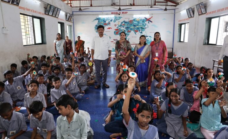 Thane: घरोघरी तिरंगा’ या मोहिमेंतर्गत ठामपाच्या शाळांमध्ये विविध उपक्रमाचे आयोजन..विद्यार्थ्यांनी तयार केल्या तिरंगा राख्या;विविध शाळांमध्ये स्थानिक नगरसेवकांची उपस्थ‍िती!