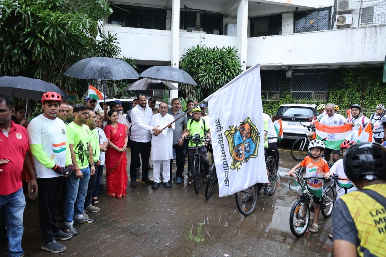 ‘हर घर तिरंगा’ उपक्रमातंर्गत तिरंगा रॅलीस सायकलप्रेमींचा उत्स्फूर्त प्रतिसाद; महापौर शर्मिला पिंपळोलकर यांच्या उपस्थितीत रॅलीला हिरवा झेंडा..ठाणे महानगरपालिका आणि आम्ही सायकलप्रेमी फाऊंडेशनचा संयुक्त उपक्रम!