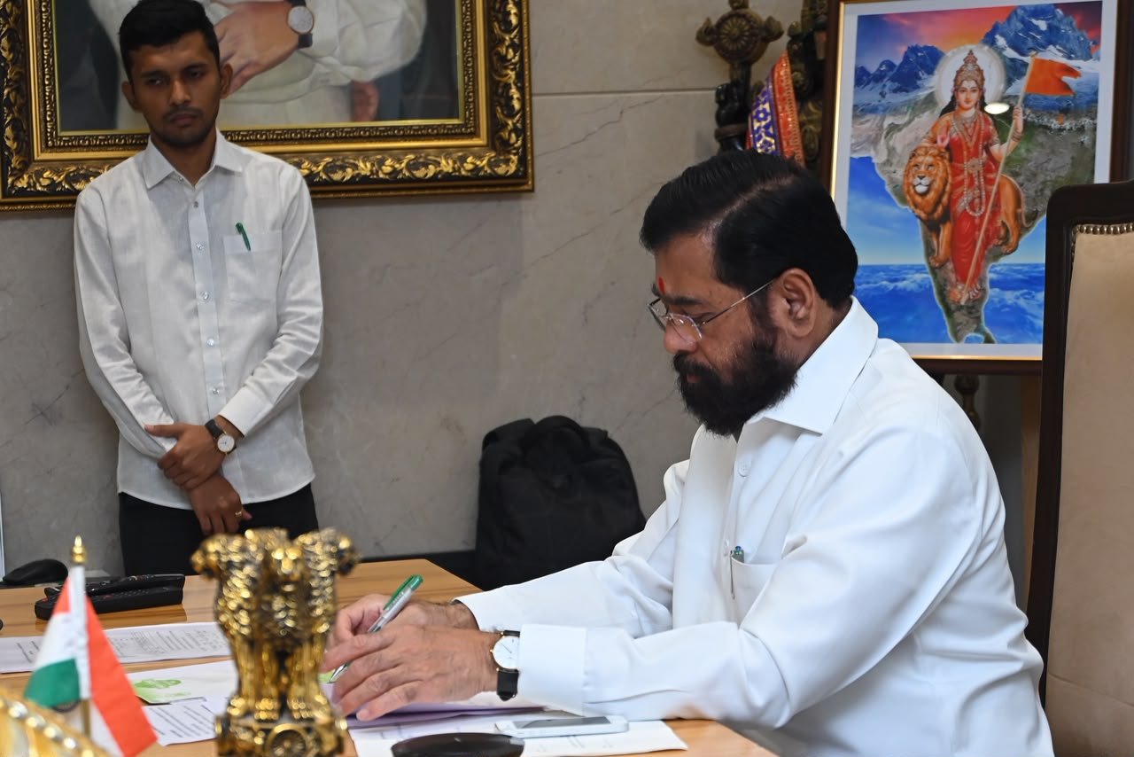 Eknath Shinde: दहा वर्षापेक्षा जास्त सेवा केलेल्या सांगली मिरज कुपवाड महानगरपालिकेतील कर्मचाऱ्यांना सेवेत सामावून घ्यावे;पालिकेची आर्थिक परिस्थिती सुधारल्यानंतर उर्वरित कर्मचाऱ्यांबाबत सकारात्मक निर्णय घ्यावा – उपमुख्यमंत्री एकनाथ शिंदे