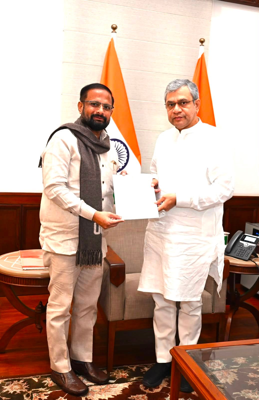New delhi: ऐरोली ते बेलापूर दरम्यानच्या सर्व स्थानकांचा होणार कायापालट ; खासदार नरेश म्हस्के यांच्या भेटीनंतर केंद्रीय रेल्वे मंत्री अश्विनी वैष्णव यांचे मध्य रेल्वे प्रशासनाला आदेश….नवी मुंबई मधील रेल्वे प्रवाशांचा होणार प्रवास सुखकर!