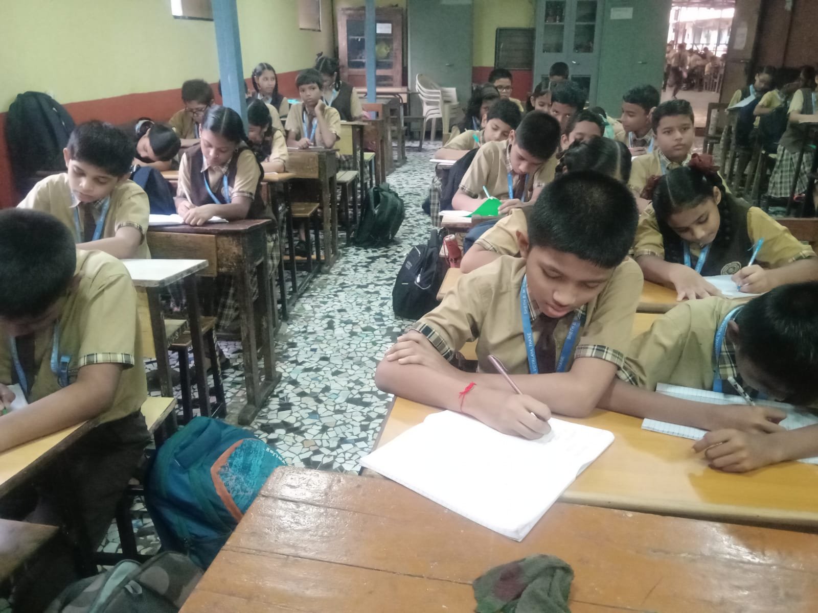 Thane: हर घर तिरंगा अभियान’‘आपण आमचे खरे हिरो आहात’.. विद्यार्थ्यांचे जवान आणि पोलीसांना भावनिक पत्र;विद्यार्थ्यांचा उत्स्फूर्त सहभाग!