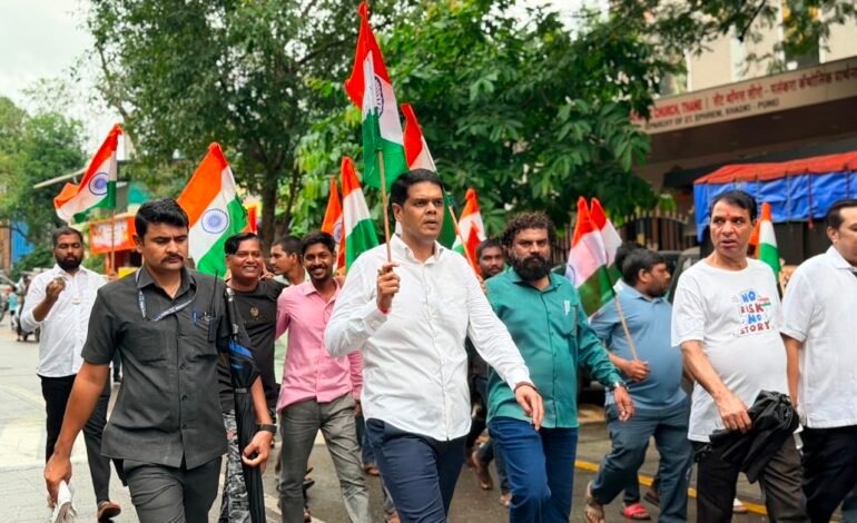 Thane: तिरंग्याच्या साक्षीने राष्ट्रभक्तीचा जागर; ओवळा-माजिवड्यात भव्य तिरंगा यात्रा..आमदार ॲड. निरंजन डावखरे यांच्या उपस्थितीत वर्तकनगरात उत्साह; ‘हर घर तिरंगा’चा संदेश घराघरात!