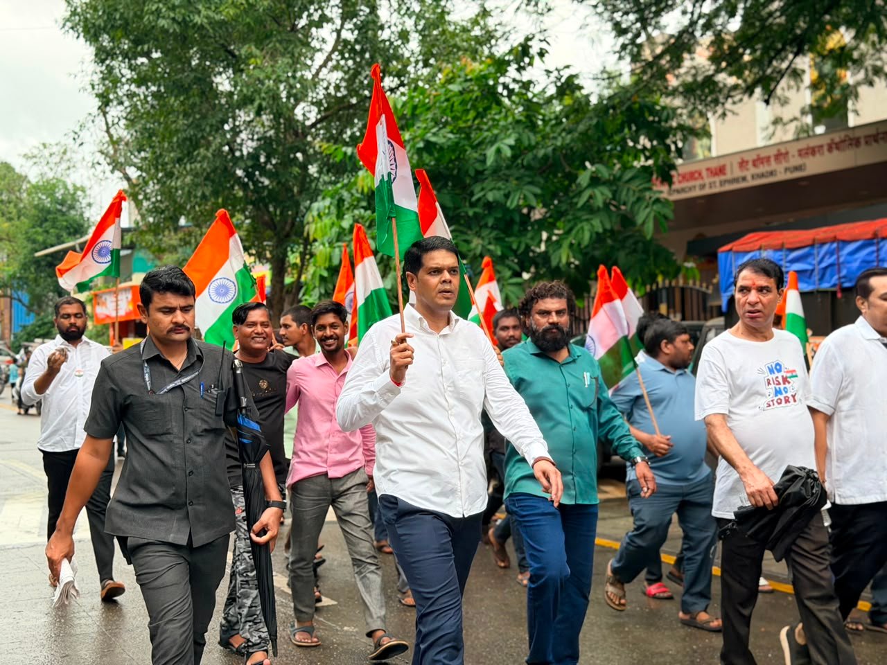 Thane: तिरंग्याच्या साक्षीने राष्ट्रभक्तीचा जागर; ओवळा-माजिवड्यात भव्य तिरंगा यात्रा..आमदार ॲड. निरंजन डावखरे यांच्या उपस्थितीत वर्तकनगरात उत्साह; ‘हर घर तिरंगा’चा संदेश घराघरात!