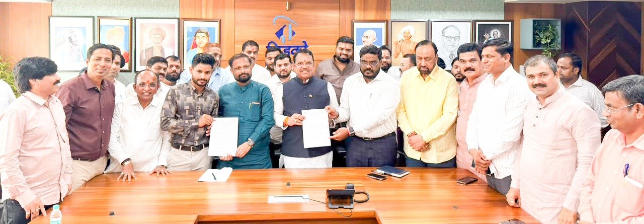 New Mumbai : नवी मुंबई येथील सिडकोच्या अखत्यारीतील १४ स्थानके मध्य रेल्वे प्रशासनाकडे हस्तांतरित…स्वातंत्र्य दिनाच्या पूर्वसंध्येला रेल्वे प्रवाशांना मोठी खुशखबर; प्रवास होणार अधिक सुखकर..खासदार नरेश म्हस्के यांच्या पाठपुराव्याला मोठे यश!