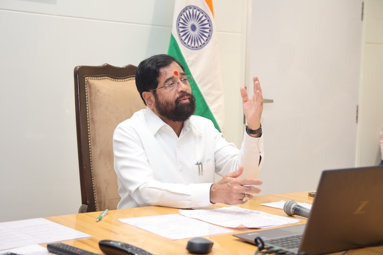 खड्डेमुक्त गणेशोत्सव साजरा करण्यासाठी सर्व महानगरपालिकांना कामाला लागण्याचे निर्देश;पावसाळ्यात तातडीने दिलासा देण्यासाठी खड्डे बुजवायला प्री कास्ट आणि जियो पॉलिमर टेक्नो पॅचचा वापर करा…शहरातील सर्व प्रमुख रस्ते खड्डेमुक्त करण्यासाठी पालिका स्तरावर कालबद्ध कार्यक्रम तयार करा;खड्डेमुक्त गणेशोत्सव साजरा करून दाखवणाऱ्या महानगरपालिकेला मिळणार विशेष बक्षीस..गणेशोत्सवाच्या पार्श्वभूमीवर उपमुख्यमंत्री एकनाथ शिंदे यांनी घेतला राज्यातील मनपा तयारीचा आढावा!