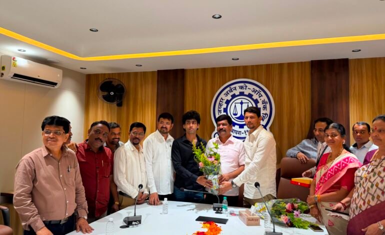 जव्हार अर्बन को-ऑपरेटिव्ह बँकेच्या चेअरमनपदी युवा नेतृत्वाचा उदय श्री. धीरज निलेश सांबरे यांचे जव्हारसह झडपोलीत जल्लोषात स्वागत!