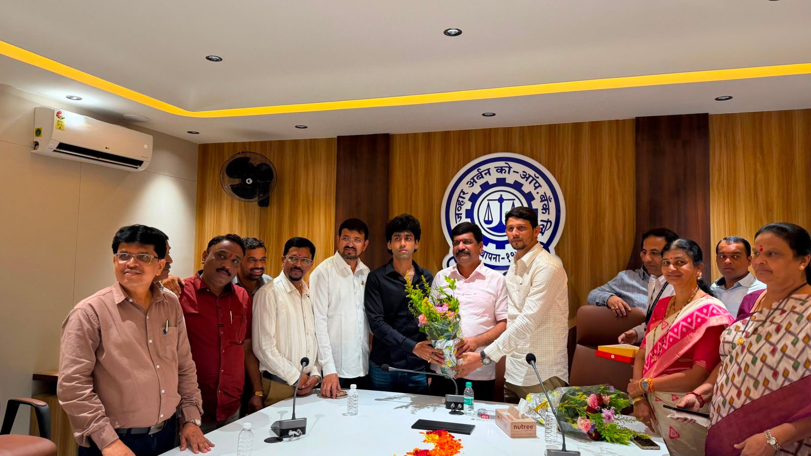 जव्हार अर्बन को-ऑपरेटिव्ह बँकेच्या चेअरमनपदी युवा नेतृत्वाचा उदय श्री. धीरज निलेश सांबरे यांचे जव्हारसह झडपोलीत जल्लोषात स्वागत!