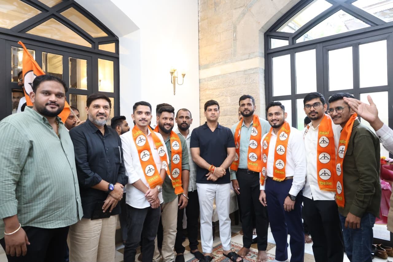Mumbai – उबाठा गटाच्या सोशल मीडिया विभागातील पदाधिकाऱ्यांचा शिवसेनेत प्रवेश!