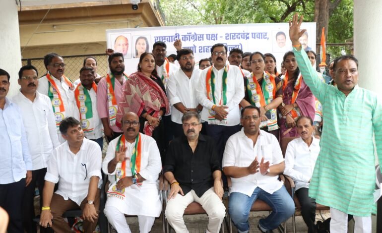Thane – राष्ट्रवादी – अजित पवार गटाला खिंडार ; कल्याण एपीएमसीच्या माजी अध्यक्षांसह प्रमुख पदाधिकाऱ्यांचा राष्ट्रवादी (श.प.) मध्ये प्रवेश!