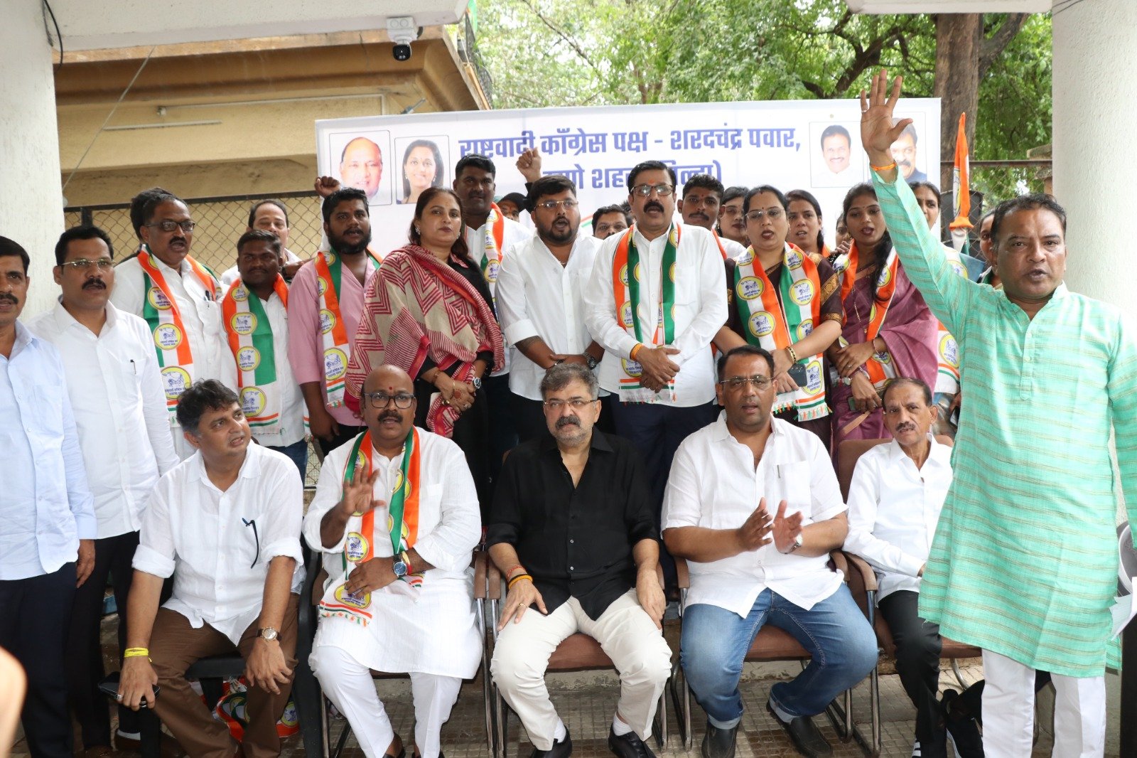 Thane – राष्ट्रवादी – अजित पवार गटाला खिंडार ; कल्याण एपीएमसीच्या माजी अध्यक्षांसह प्रमुख पदाधिकाऱ्यांचा राष्ट्रवादी (श.प.) मध्ये प्रवेश!