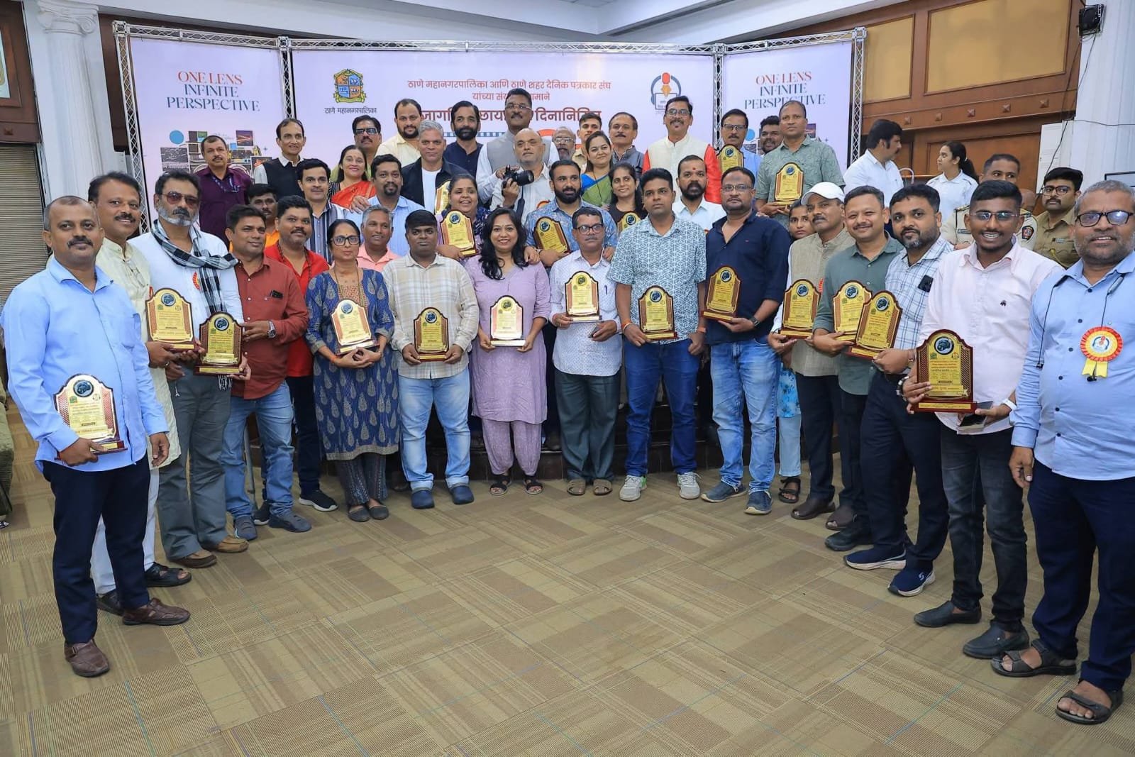 Thane: ठाणे शहर दैनिक पत्रकार संघाच्या छायाचित्र प्रदर्शनाची भव्य सांगता….मंत्री प्रताप सरनाईक, आमदार संजय केळकर , महापौर शर्मिला पिंपळोलकर यांची उपस्थिती;  जागतिक छायाचित्र दिनी ३५ छायाचित्रकारांचा गौरव!
