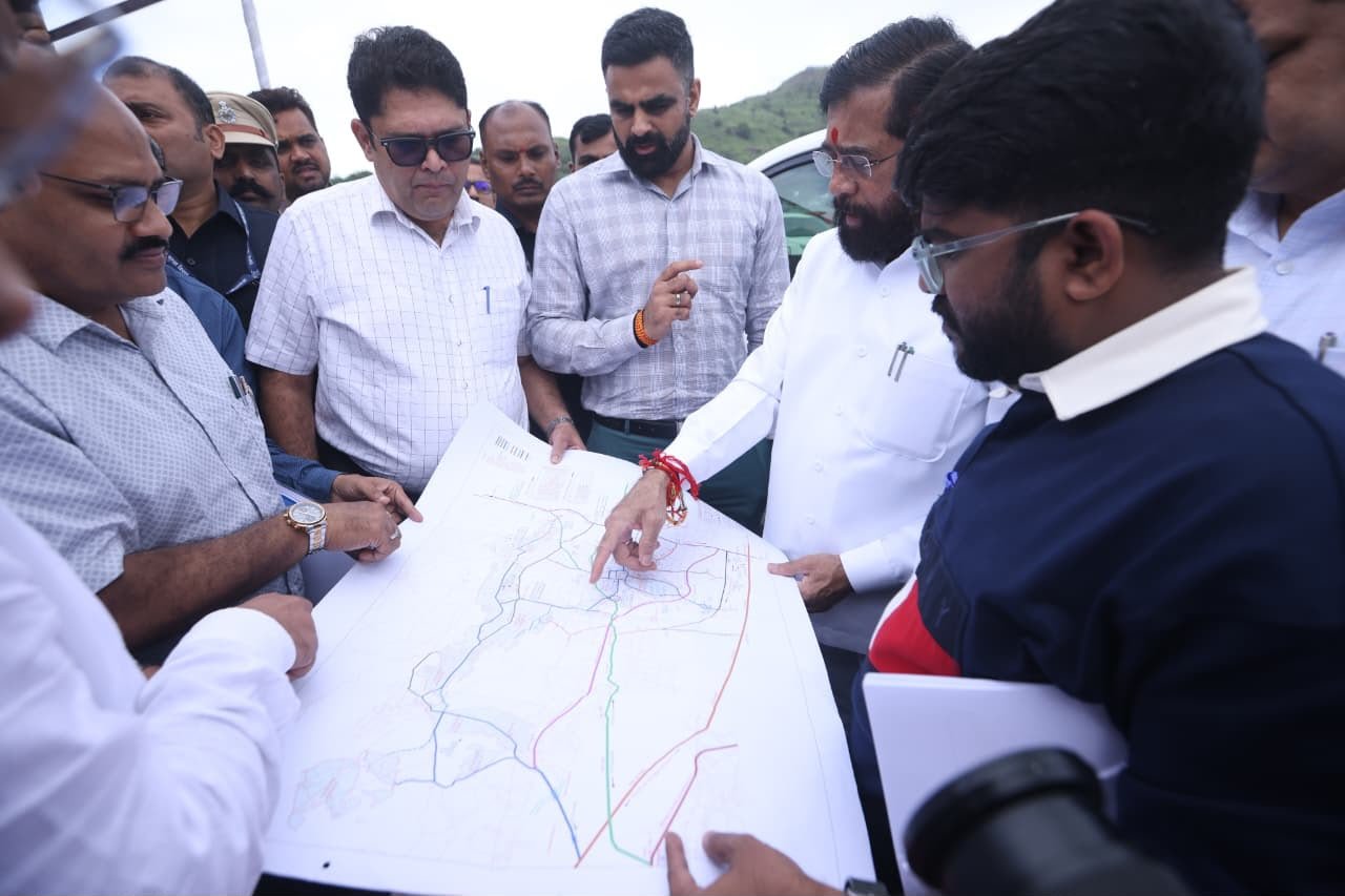 Pune – चाकण-तळेगाव औद्योगिक क्षेत्राच्या कायापालटासाठी उपमुख्यमंत्री एकनाथ शिंदे यांचा रोडमॅप…उपमुख्यमंत्र्यांनी चाकणला भेट देवून रस्ते दुरुस्तीची केली पाहणी; पायाभूत सुविधा आणि वाहतूक कोंडी सोडवण्यासाठी तातडीची आणि दीर्घकालीन उपाययोजना…सर्व शासकीय यंत्रणांच्या समन्वयातून एकात्मिक रस्ते निर्मिती…उपमुख्यमंत्री एकनाथ शिंदे यांची ग्वाही!