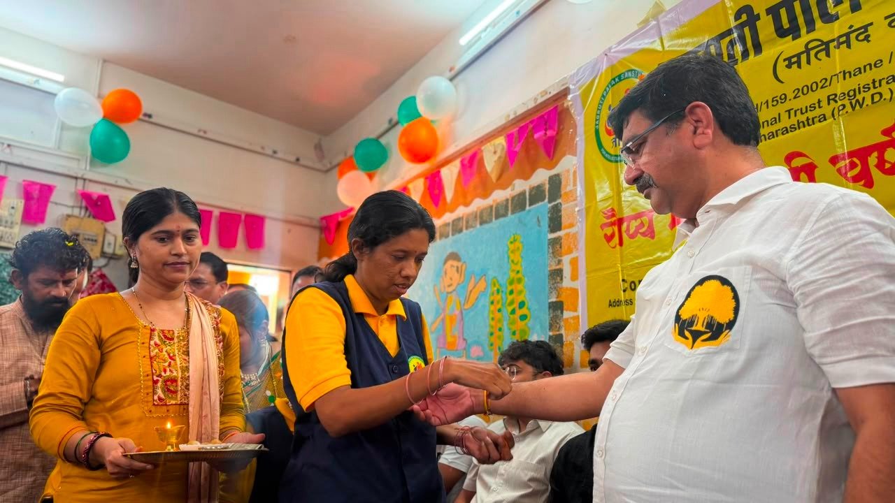Nilesh Sambre: राखीच्या धाग्यातून जुळले आपुलकीचे नाते; विशेष दिव्यांग भगिनींनी जिजाऊ शैक्षणिक व सामाजिक संस्थेचे संस्थापक निलेश सांबरे यांना बांधली राखी!