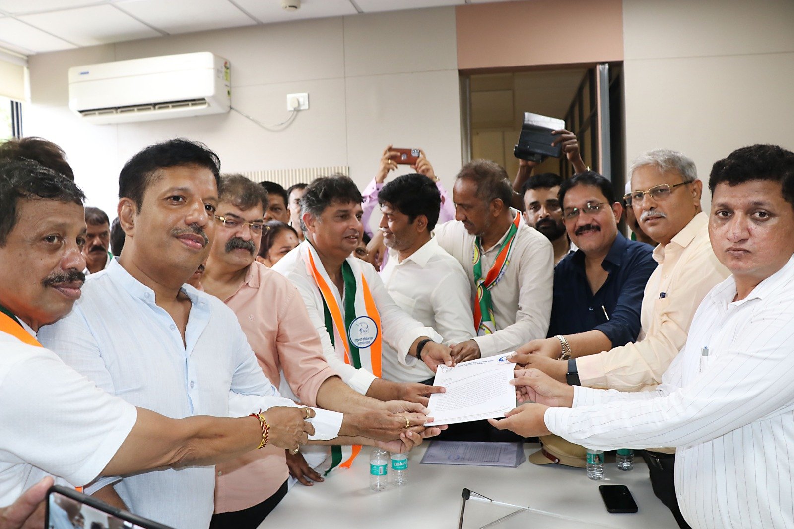 Thane: राष्ट्रवादी ( श.प) ची क्लस्टर कार्यालयावर धडक…क्लस्टर कंपनीला विरोध; हजारो ठाणेकरांचा मोर्चात सहभाग… ठाण्याचे वाटोळे करण्याची सुपारी कोणी घेतलीय- डाॅ.जितेंद्र आव्हाड; 130 कोटींची खैरात कोणावर केली? – मनोज प्रधान!