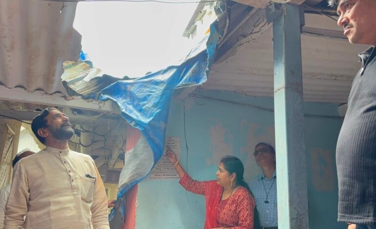 Thane: शिधावाटप कार्यालयावर झाडाच्या फांद्या पडून नुकसान..आमदार संजय केळकर यांची पाहणी!