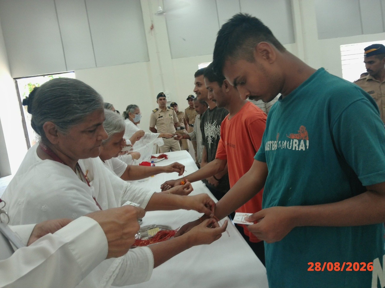 ठाणे मध्यवर्ती कारागृहात रक्षाबंधनाचा स्नेहबंध“भिंती कारागृहाच्या असल्या, तरी प्रेमाच्या नात्यांना कोणत्याही भिंती नसतात!