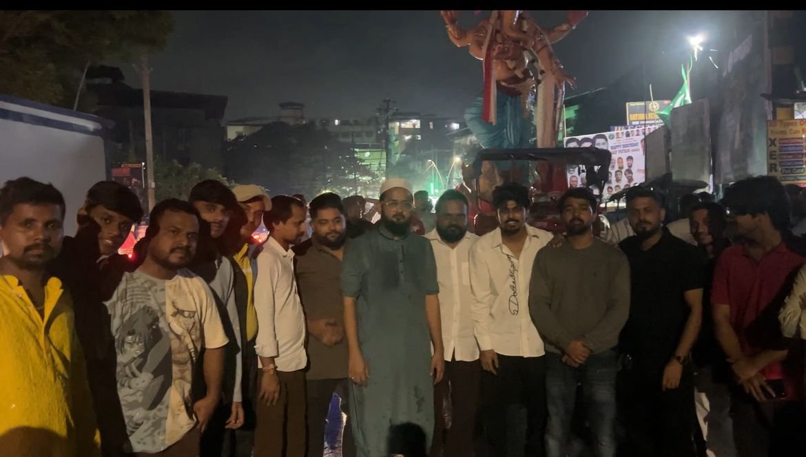 Mumbra: मुंब्र्यातील तरूणांनी कृतीतून दिला हिंदू -मुस्लीम एकतेचा संदेश;  गणरायाच्या मूर्तीला इजा पोहचू नये म्हणून चार तास परिश्रम!