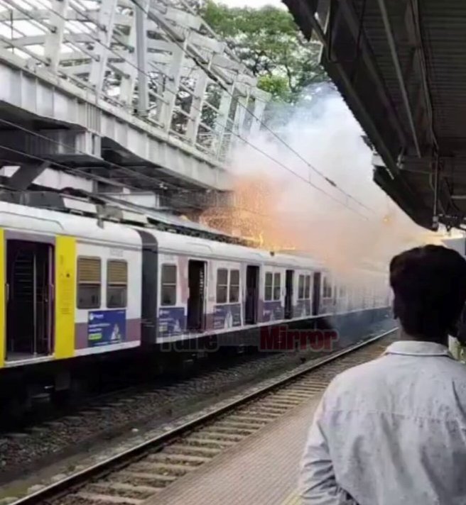 Mulund: मुलुंड स्थानकात ओव्हरहेड वायरवर बांधकाम साहित्य पडल्याने मध्य रेल्वेची वाहतूक विस्कळीत!