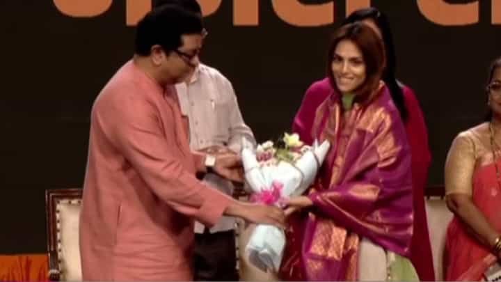 राज ठाकरे यांच्या हस्ते NEET आंदोलनातील रिया अहिर व तरुणाचा गौरव!