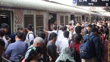 Thane: ठाणे-नवी मुंबई ट्रान्सहार्बर रेल्वेचा वक्तशीरपणा कोलमडला; उशिरा धावणाऱ्या गाड्या आणि फलाटांवरील राडारोड्यामुळे प्रवासी हैराण!