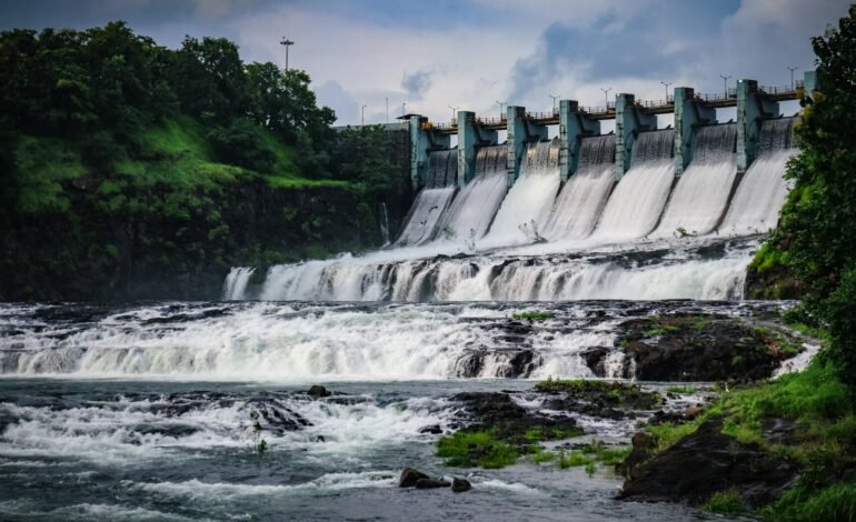 Thane: ठाणे जिल्ह्यासाठी मोठा दिलासा: बारवी धरण १००% भरले, नदीकाठच्या गावांना सतर्कतेचा इशारा!