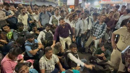Dombivli : डोंबिवलीत रिक्षा चालक भाडे नाकारत असल्याने प्रवाशांचे केळकर रोडवर ठिय्या आंदोलन!