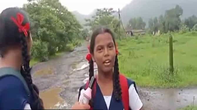 Karjat: शाळकरी मुलींच्या रिपोर्टिंगने प्रशासनाचे वाभाडे; नाशिकसह राज्यभरात खड्ड्यांचे साम्राज्य, विरोधक आक्रमक!