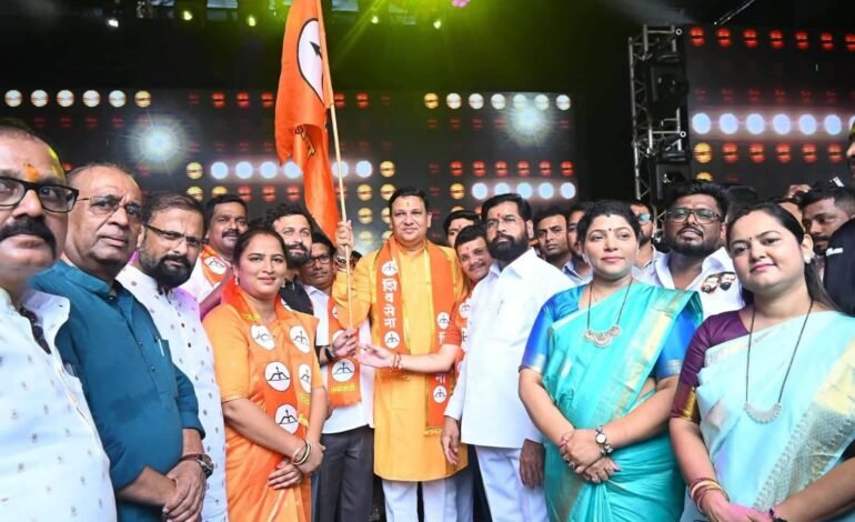 उबाठाला धक्का; महेश कदम यांनी हाती घेतला भगवा.. उपमुख्यमंत्री एकनाथ शिंदे यांच्या हस्ते टेंभी नाका येथील दहीहंडी उत्सवात कार्यकर्त्यांसह शिवसेनेत प्रवेश!